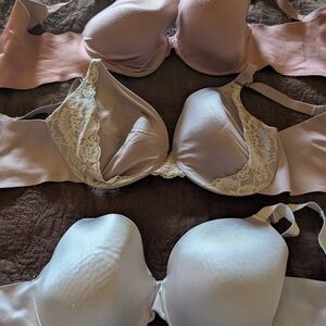 Lot of 3 pre loved 40C Soma Vanishing Back bras